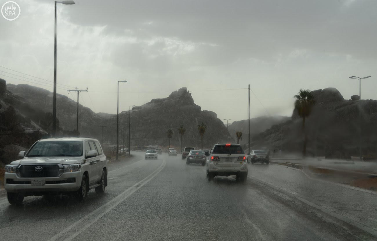 سيول وصواعق وأمطار غزيرة على حائل حتى التاسعة