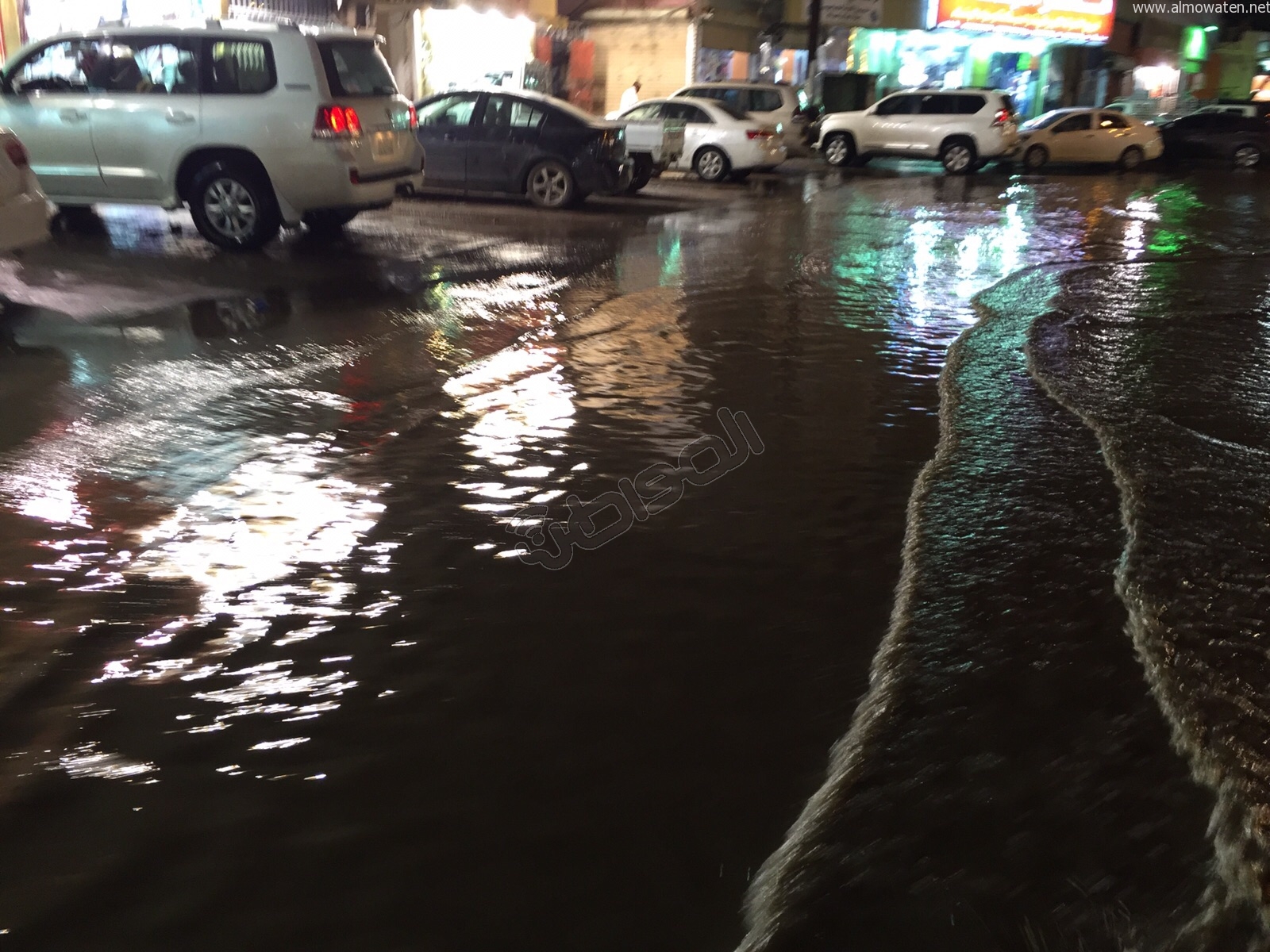 شاهد.. الأمطار تُحَوّل شوارع #صامطة إلى برك ومستنقعات