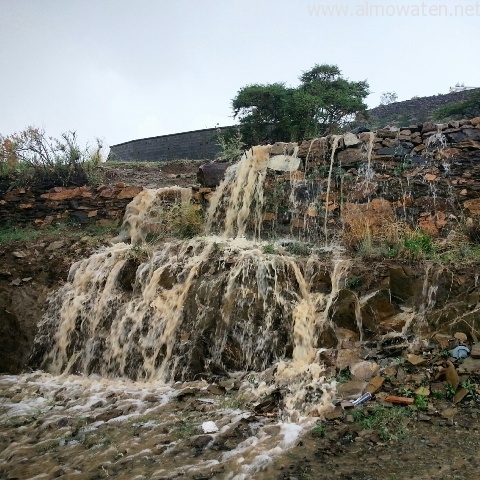 شلالات طبيعية في أمطار بني مازن بـ “عسير”