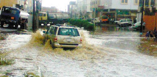 احتجاز سيارتين بسيول #عسير .. وأمطار #عالية بمعظم محافظات المنطقة