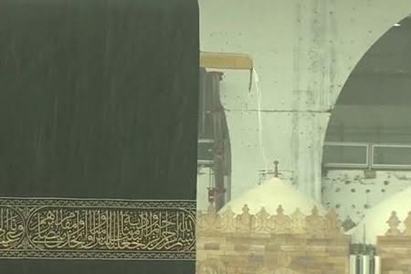 شاهد.. الأمطار في المسجد الحرام