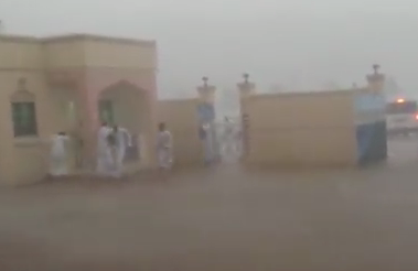 شاهد.. هلع المواطنين العمانيين من عاصفة ضربت “ولاية الرستاق”