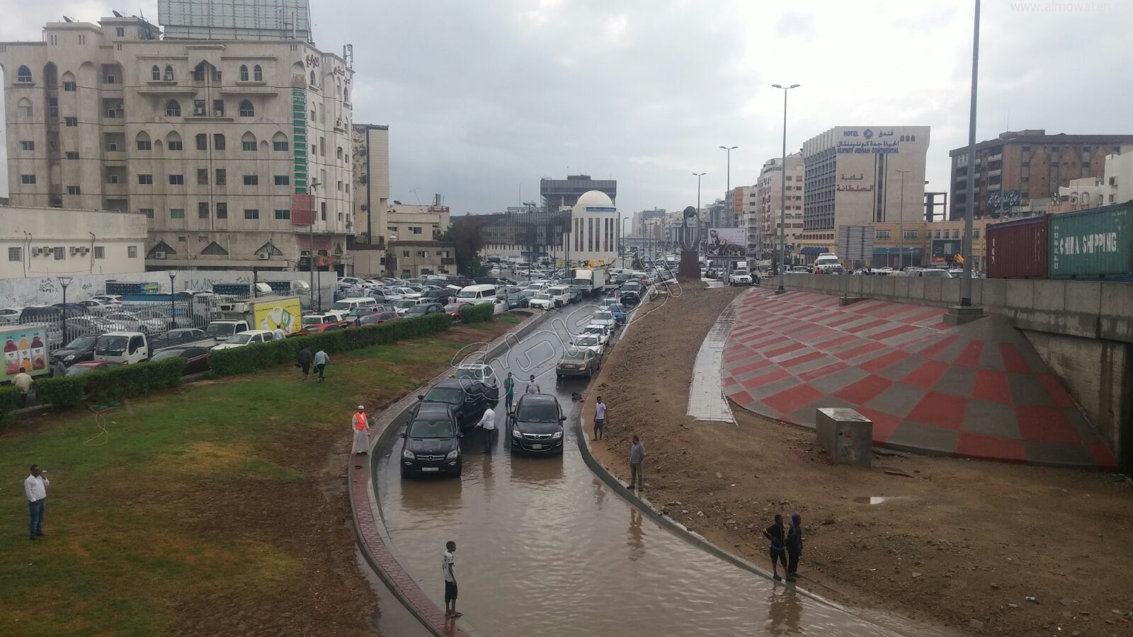 بالصور .. “المواطن” ترصد #أمطار #جدة وتوقف الحركة المرورية