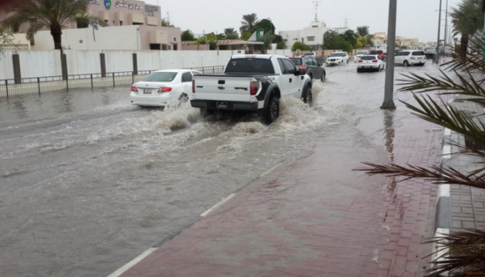 بالفيديو.. الأمطار تغرق المراكز التجارية في قطر