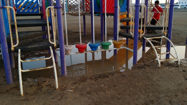 بِرَك المياه تمنع أطفال البرك من اللعب في المتنزهات