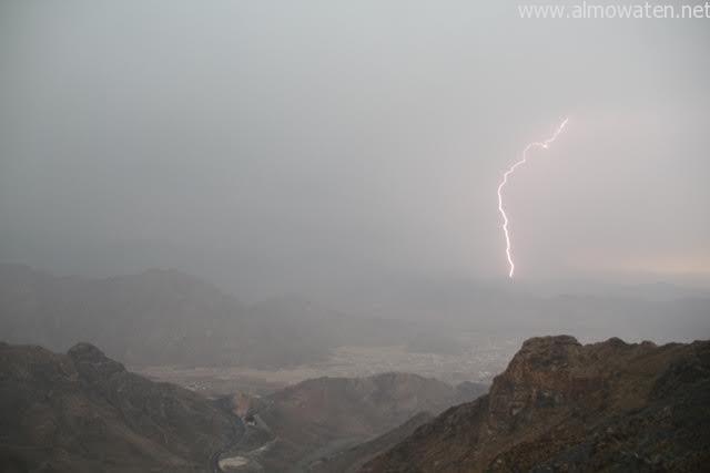 الغيوم ورعود الأمطار تجعل من مرتفعات الهدا لوحة فنية