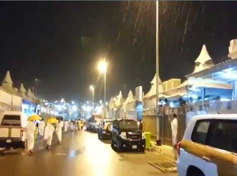 بالفيديو.. أمطار غزيرة على #منى تلطف حرارة المشعر