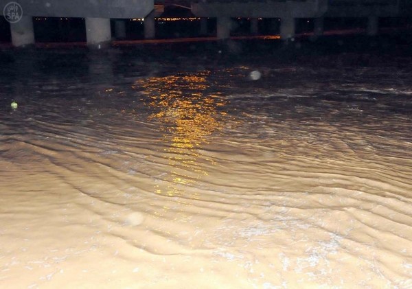 “مدني نجران” يفقد سيارتين حاصرتهما السيول