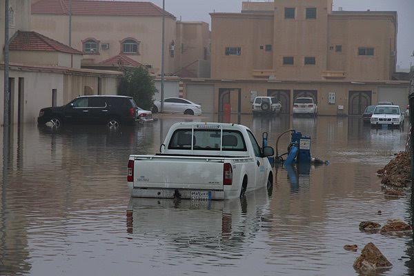 شاهد.. أمطار #القصيم.. غرق منازل واحتجاز مركبات ومطالبات بمدّ التعليق