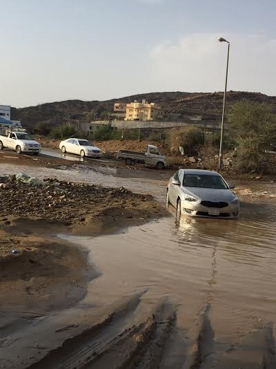 بالصور والفيديو.. أمطار #الطائف تحاصر الأهالي وتحتجز المركبات