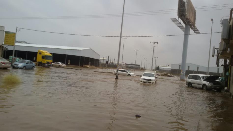 بالصور.. مياه الأمطار تُغرّق شوارع ”صناعية جازان”