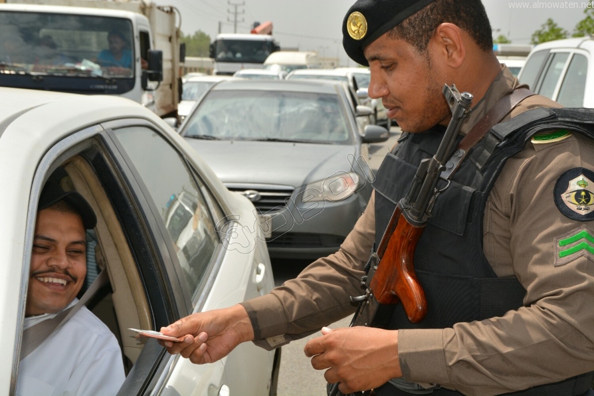بالصور.. رغم حرارة الجو وتقلباته رجال الأمن يلتقون المواطنين بالابتسامة