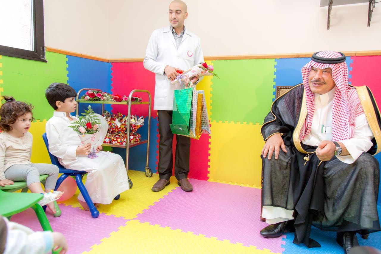 امير الباحة في مستشفى الملك فهد لمعايدة المرضى (1)