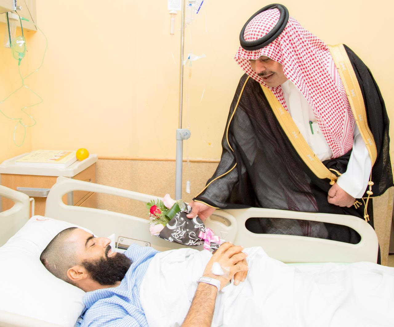 بالصور.. أمير الباحة يُعايد المرضى في مستشفى الملك فهد بباقات الورود