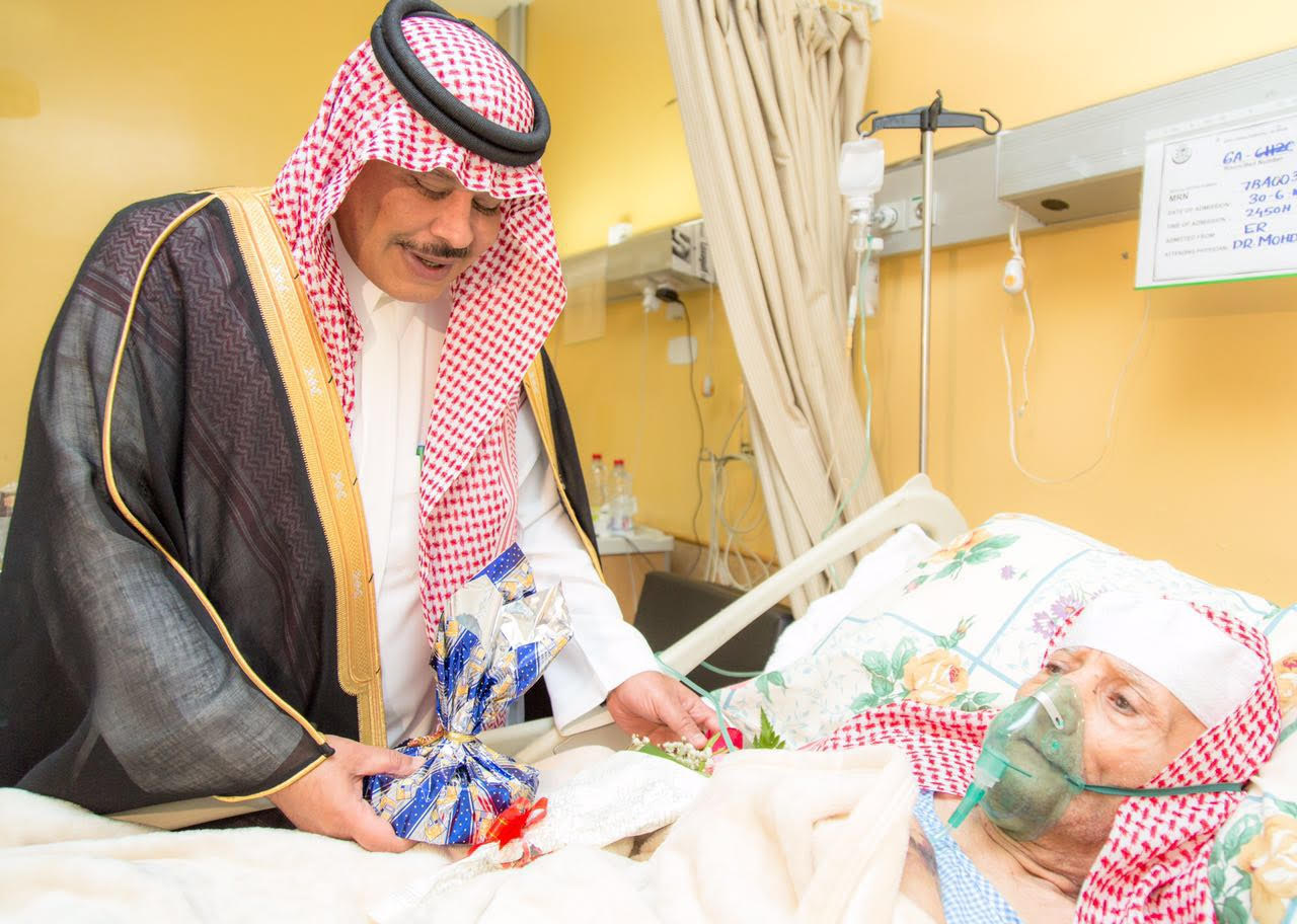 امير الباحة في مستشفى الملك فهد لمعايدة المرضى (4)