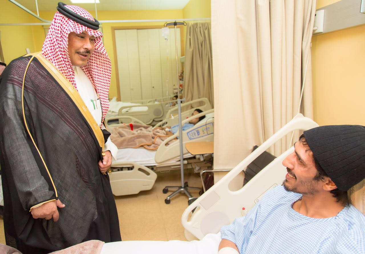 امير الباحة في مستشفى الملك فهد لمعايدة المرضى (7)