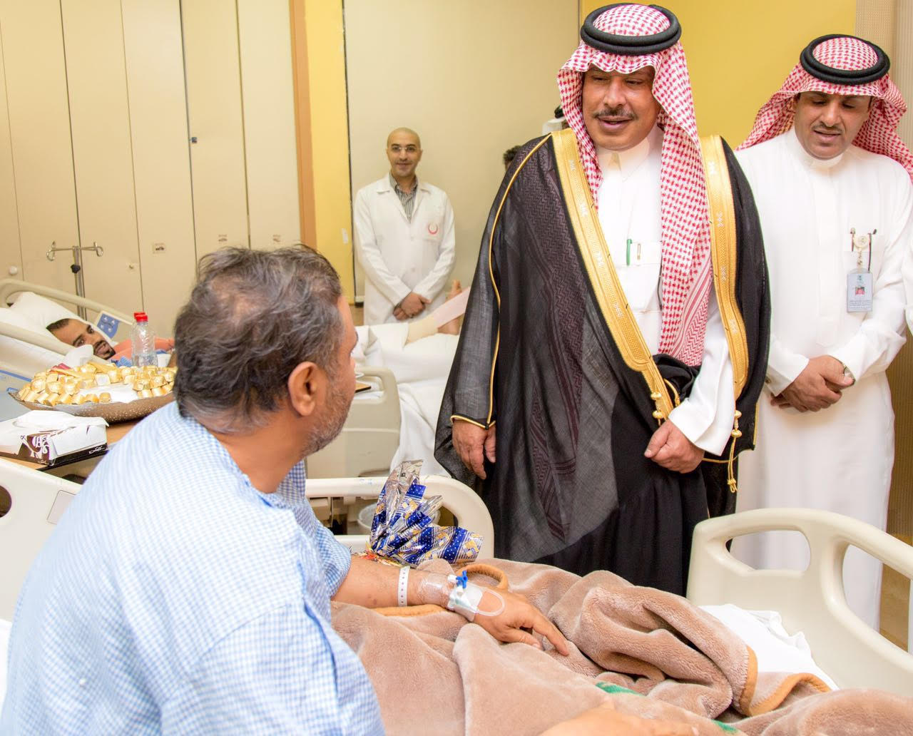 امير الباحة في مستشفى الملك فهد لمعايدة المرضى (8)