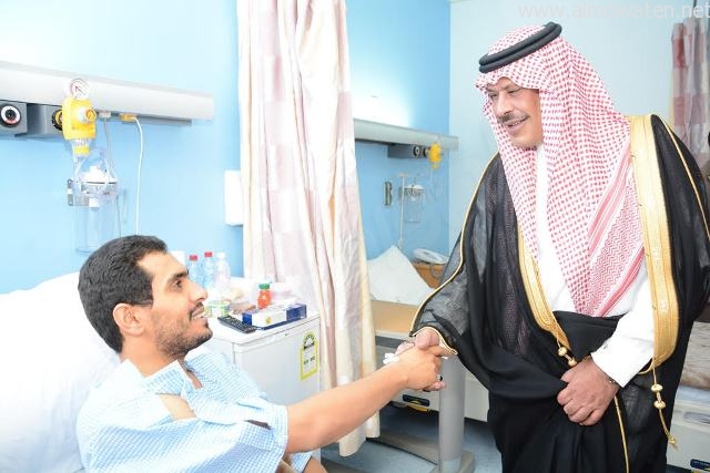 بالصور.. أمير الباحة في مستشفى بلجرشي معايداً