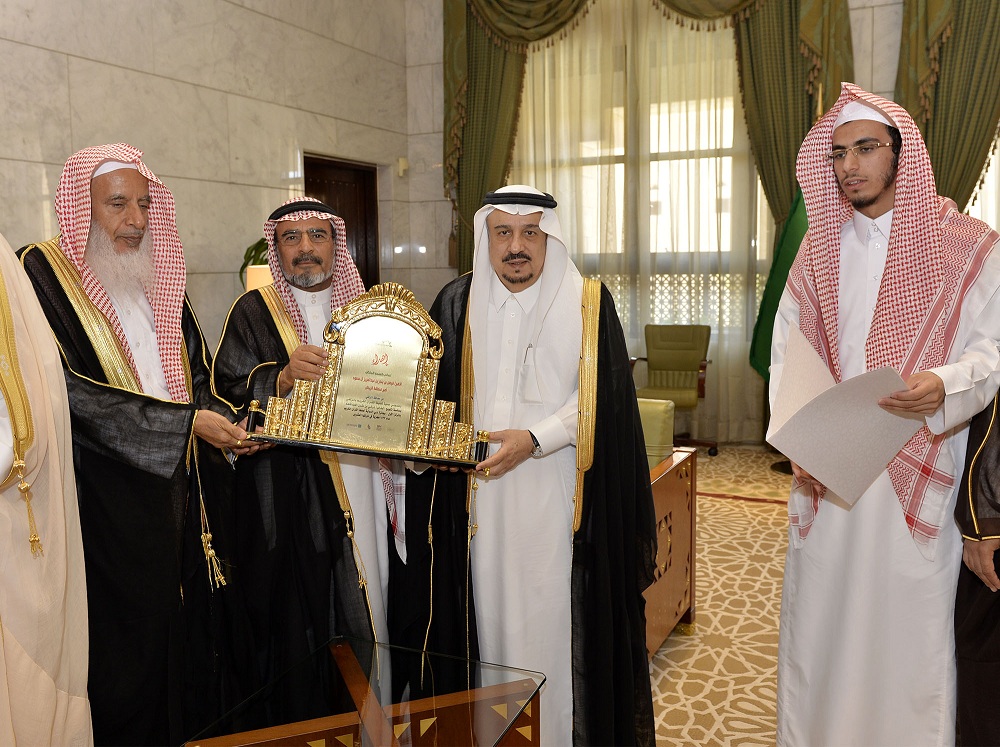 بالصور .. أمير الرياض يستقبل الفائز بالمركز الأول لجائزة دبي للقرآن