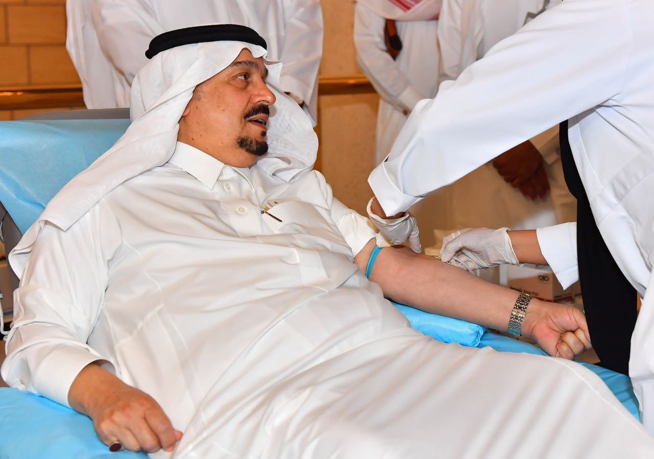 بالصور.. أمير الرياض ونائبه يشاركان في حملة 100 يوم للتبرع بالدم