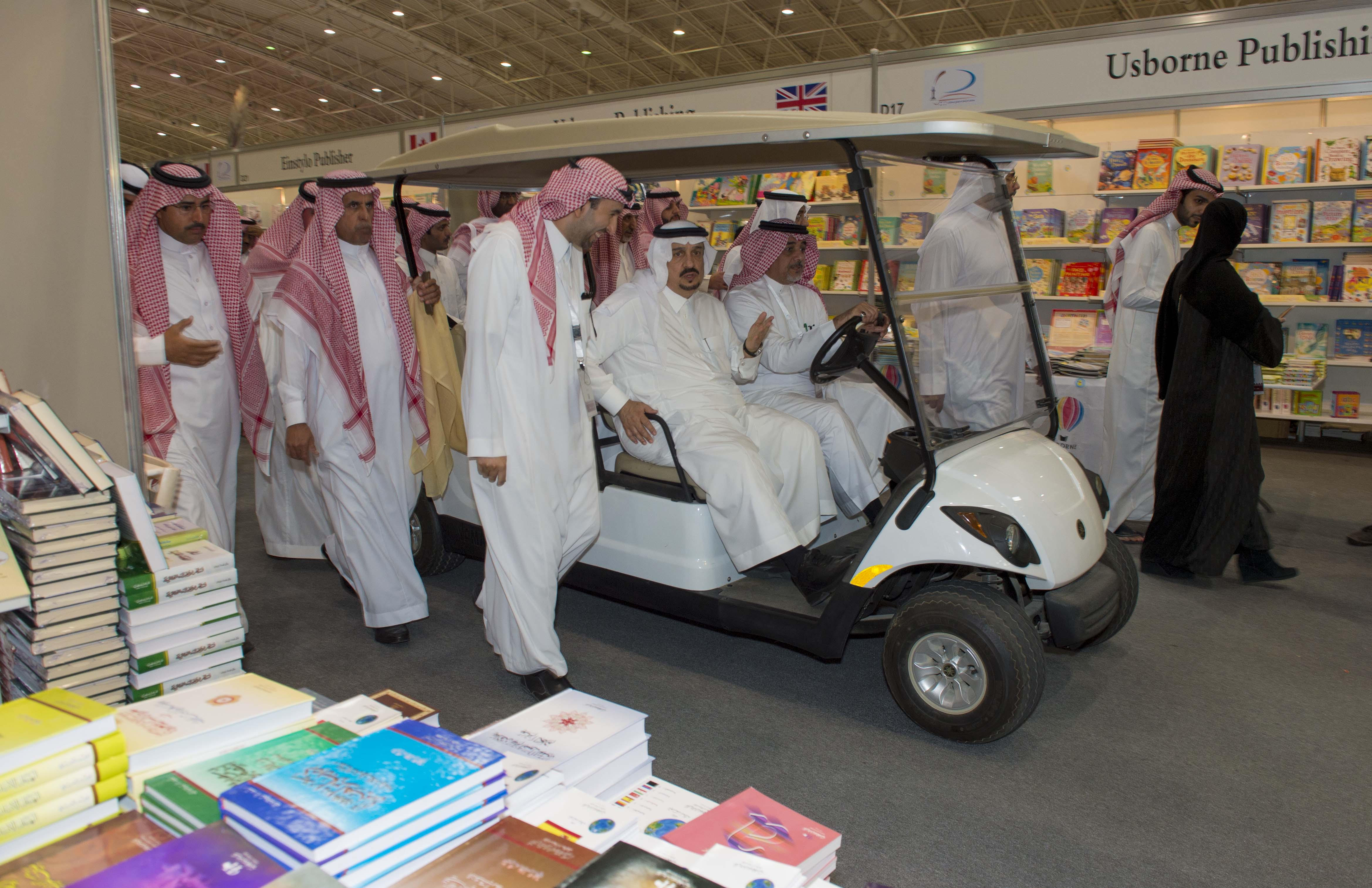 امير الرياض يزور معرض الكتاب (3)