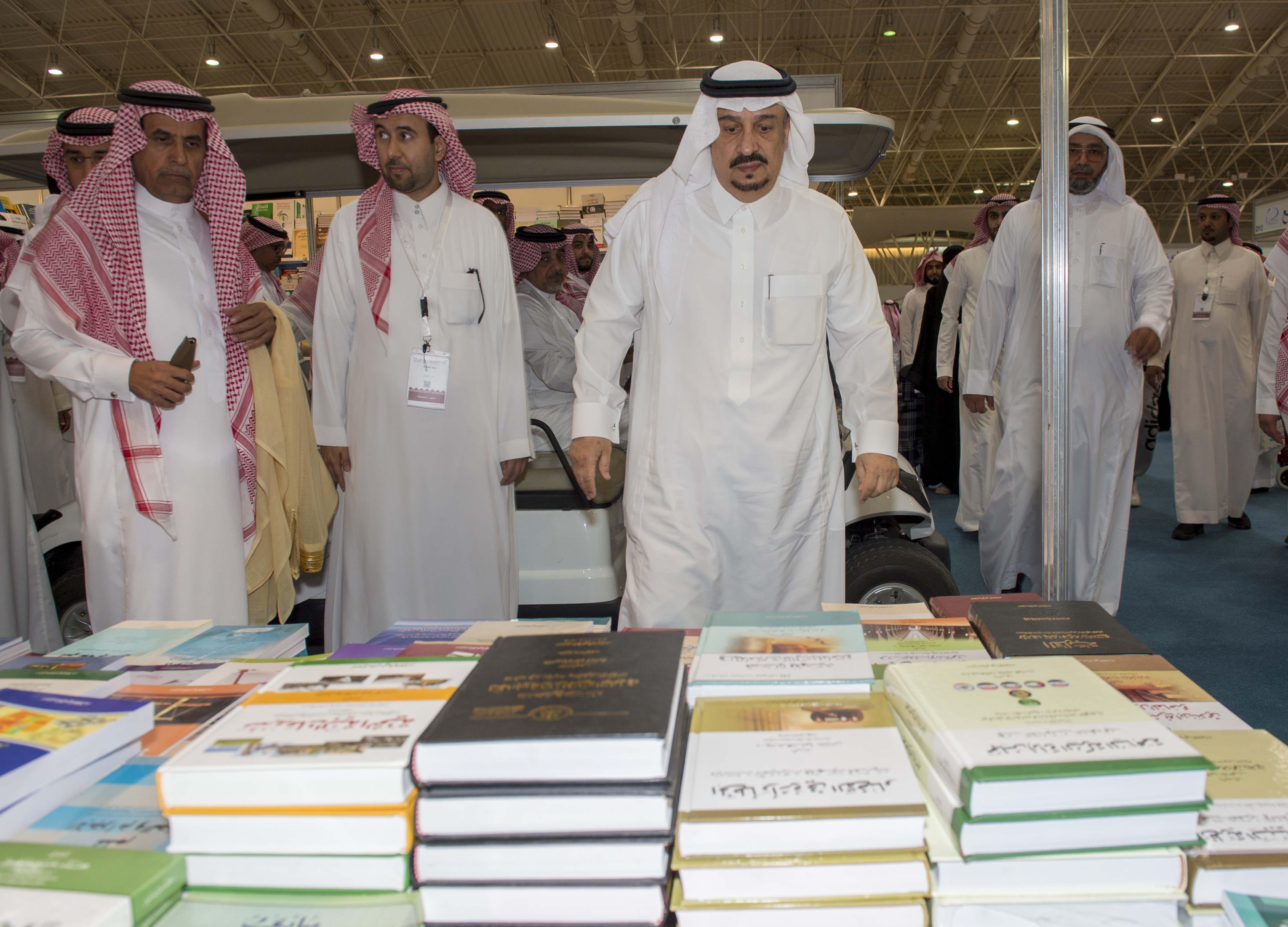امير الرياض يزور معرض الكتاب (4)