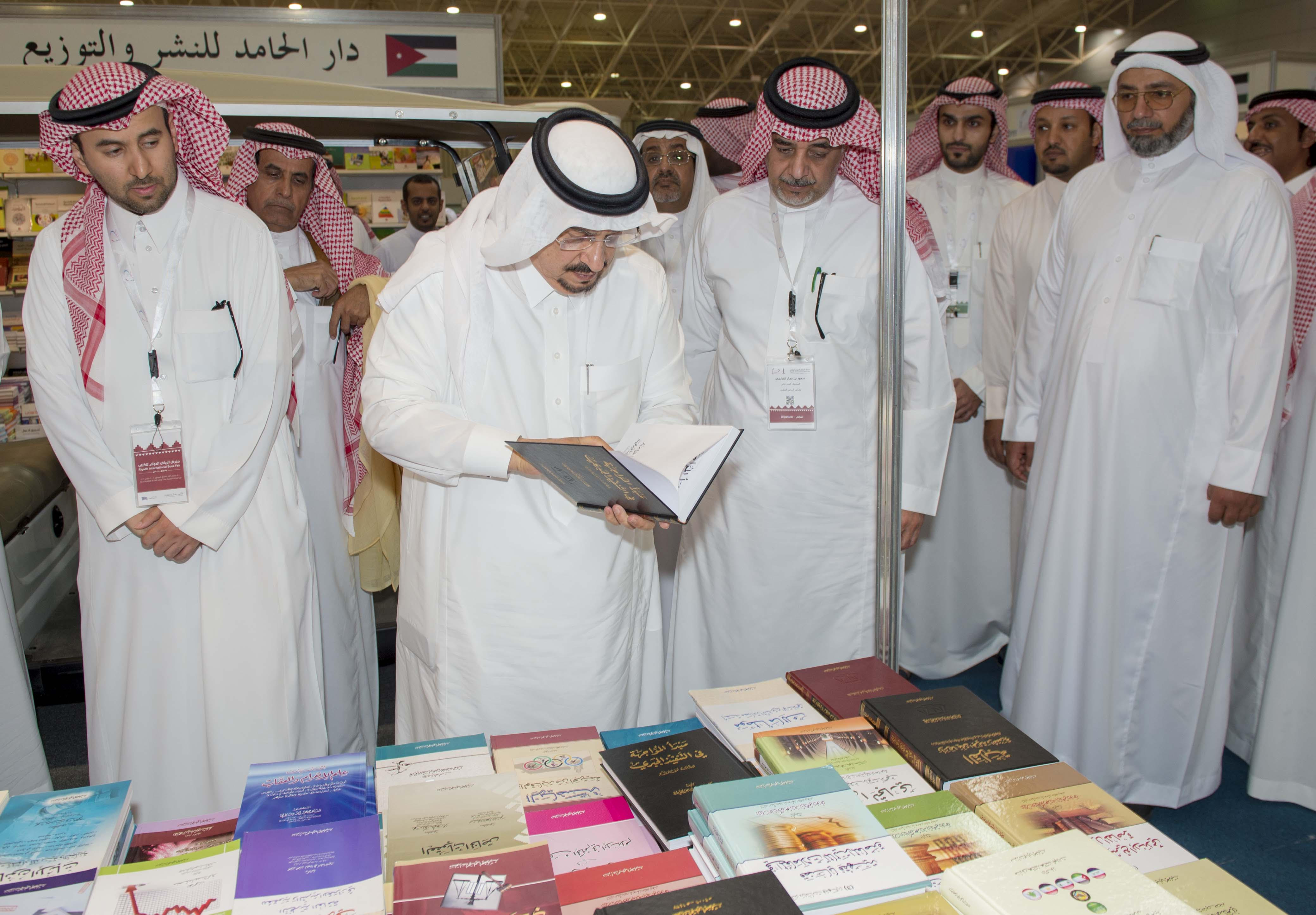 امير الرياض يزور معرض الكتاب (7)