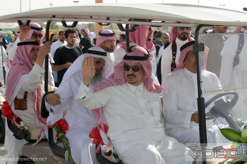 بالصور.. أمير #الرياض للأهالي: المواطن همّنا الأول.. وأعدكم بالكثير