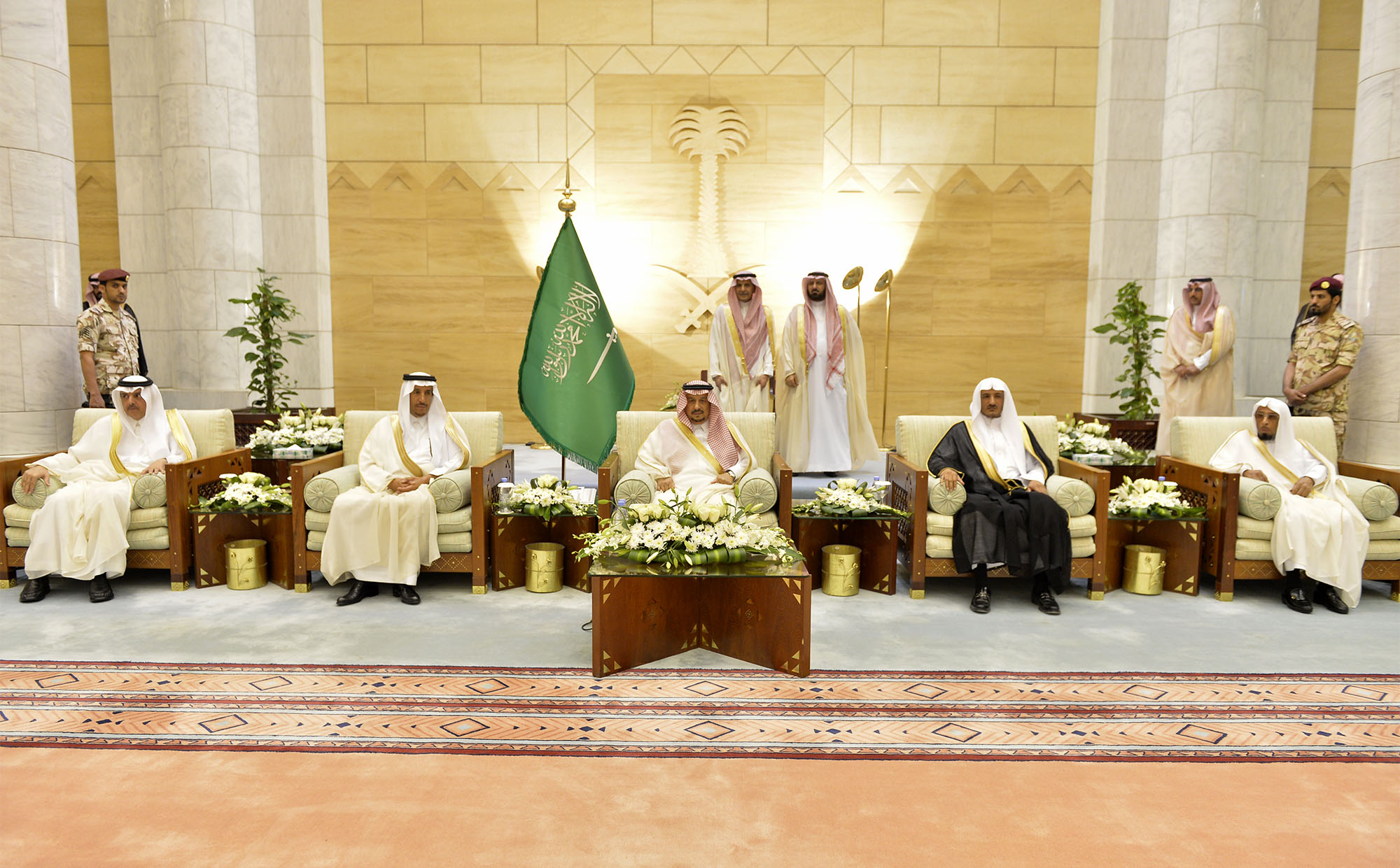 بالصور .. أمير الرياض يؤدي صلاة العيد ويستقبل المهنئين