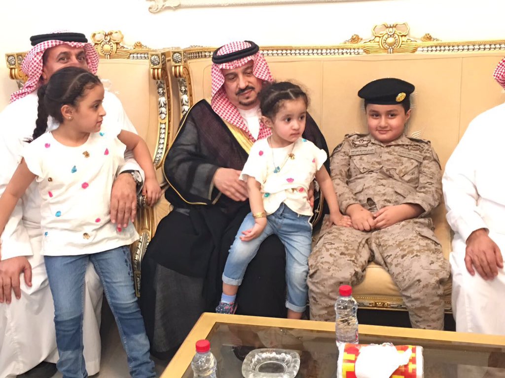 بالصور.. أمير الرياض يُعزي أسرة الشهيد الملحم