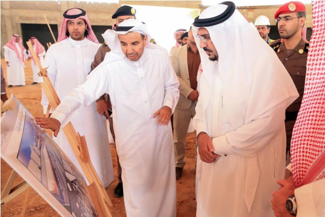 شاهد بالصور .. أمير القصيم يتفقد مشروع المبنى المركزي لسوق خضار بريدة