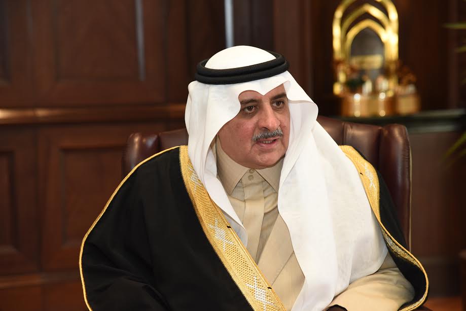 فهد بن سلطان يواسي رئيس المجلس البلدي بأملج في وفاة والدته