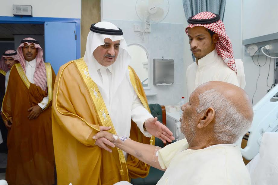أمير تبوك يطمئن على صحة الشيخ أبودميك