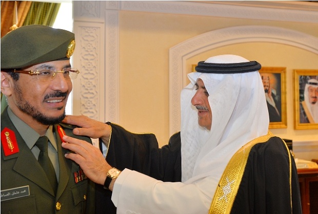 فهد بن سلطان يقلد مدير جوازات  تبوك رتبته الجديدة