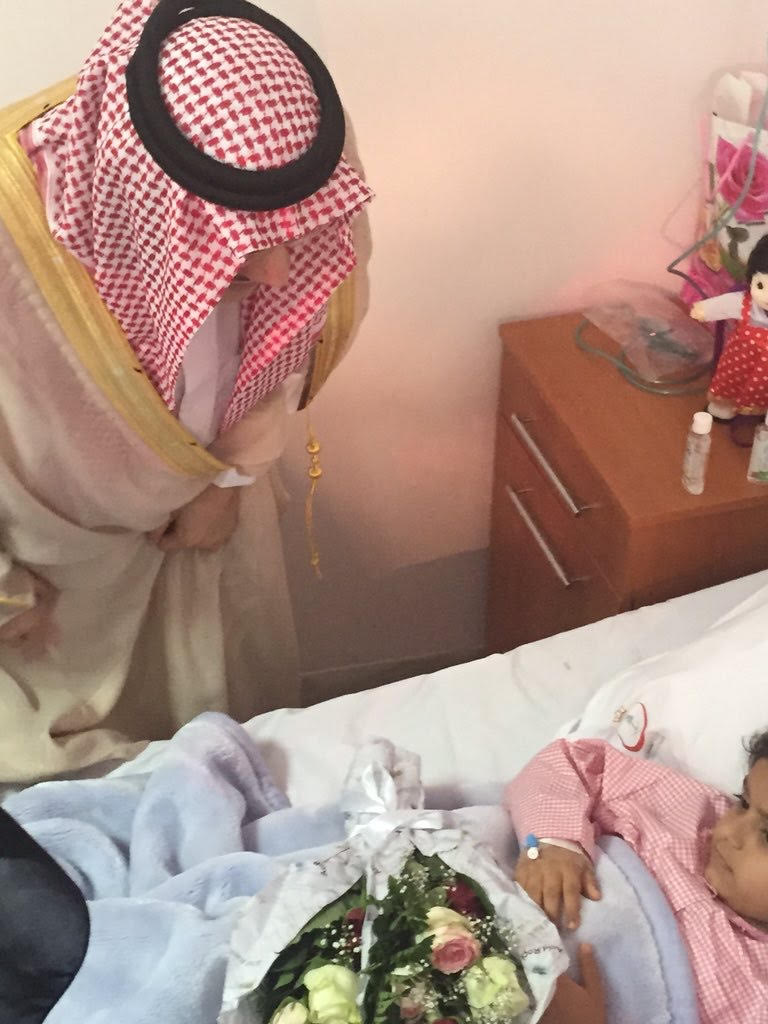 بالصور.. أمير الشمالية يزور طفلَي معلمة #طريف المتوفاة