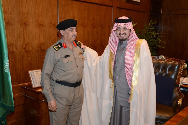 أمير #عسير يقلد آل هتيله رتبة لواء