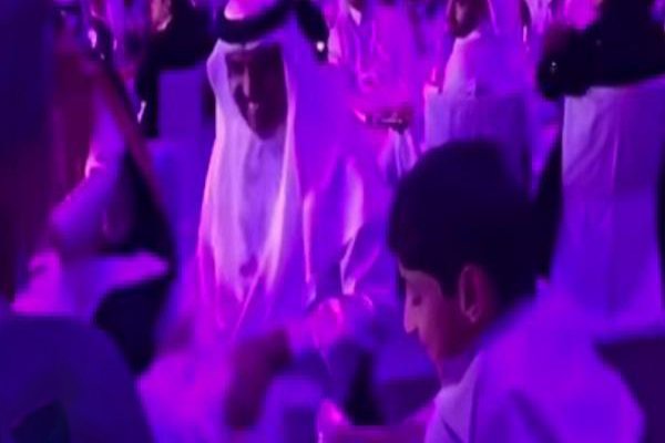 بالفيديو.. الشيخ حمد بن خليفة يعرض طاقية طفل للبيع في مزاد