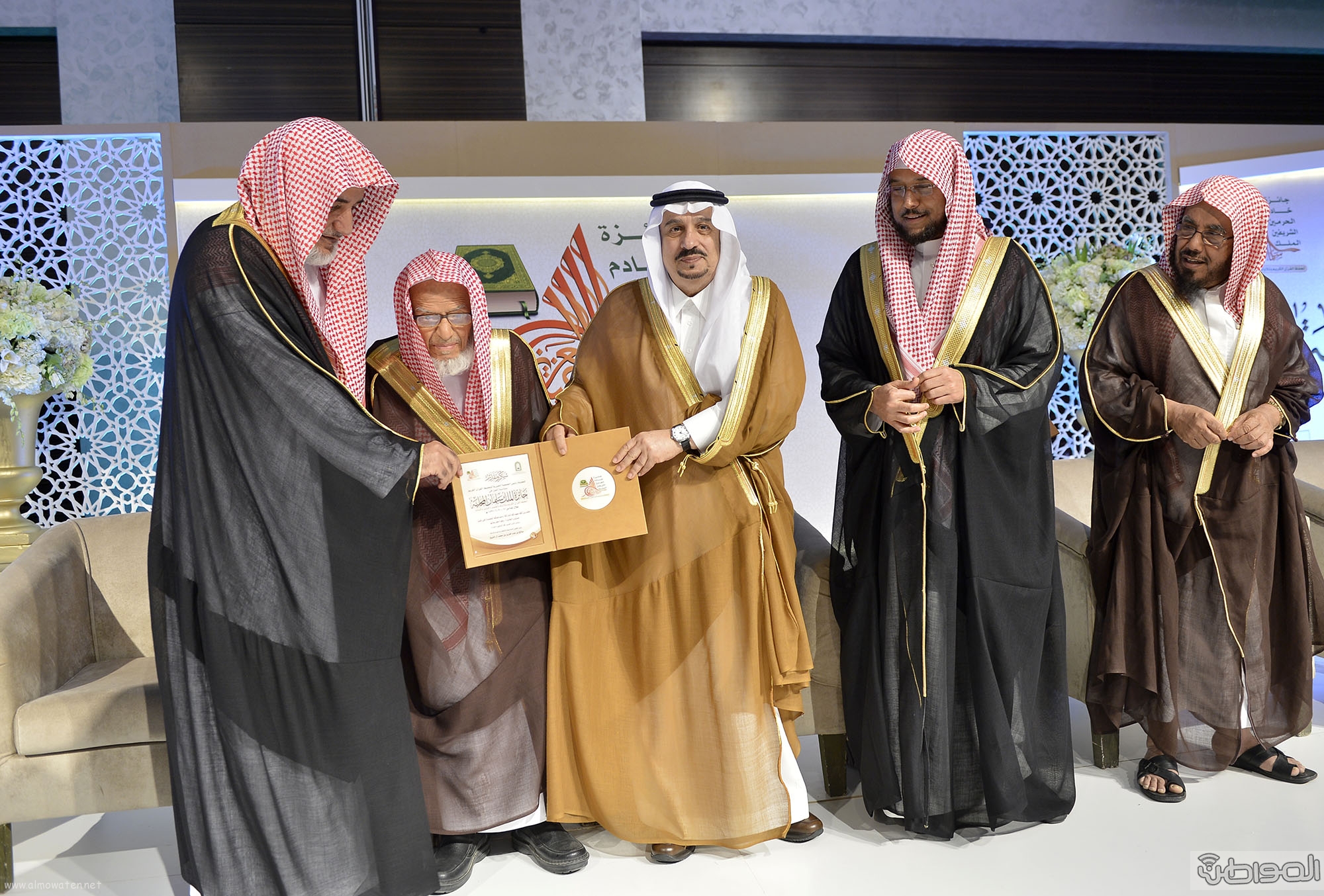 امير منطقة الرياض يرعى حفل اختتام مسابقة جائزة الملك سلمان لحفظ القران الكريم (23)