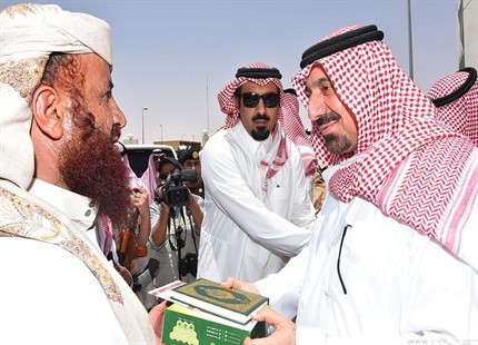 أمير نجران يتفقّد خدمات الجوازات في الوديعة.. ويستقبل حجاج اليمن