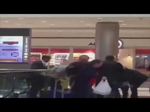 فيديو مروع.. مسافر ينتحر بالقفز من طابق مرتفع في مطار أمريكي