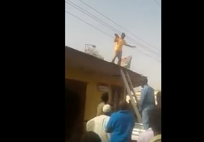 شاب سوداني يحاول الانتحار ويتسبب في سقوط رجل أمن