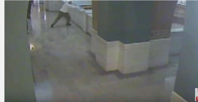 بالفيديو.. انتحار مغتصب طفلة داخل المحكمة