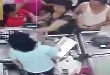 بالفيديو.. انتحار موظفة “كاشير “بعد تعرضها للضرب من الزبائن