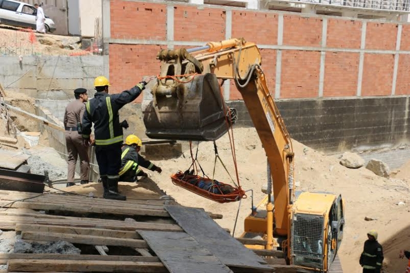 انتشال جثة عامل احتجز بداخل حفرة في #مكة