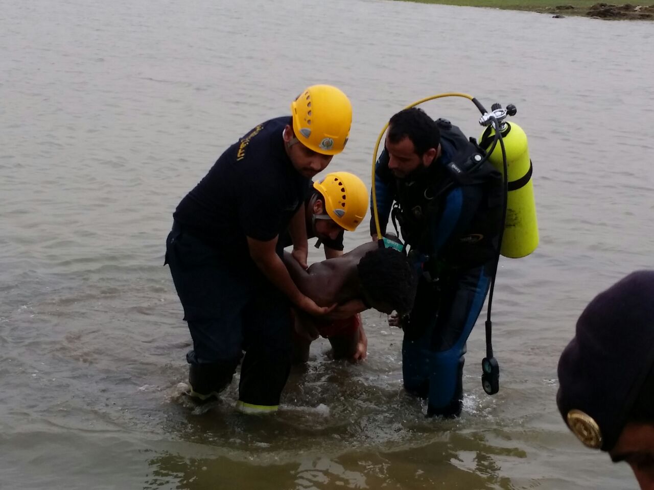 انتشال جثة وافد إفريقي غرق في بحيرة سد وادي جازان