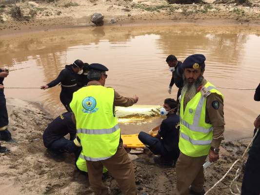 شاهد بالصور .. مدني عسير ينتشل جثة مفقود وادي عتود