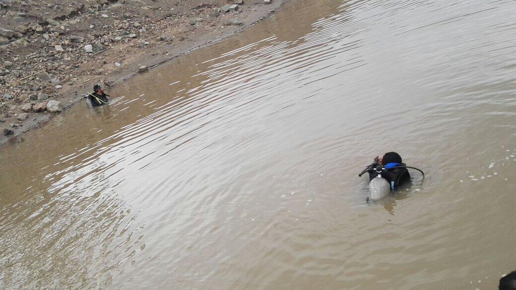 بالصور.. انتشال جثمان طفل غرق بمستنقع حي الغرابة في #خميس_مشيط