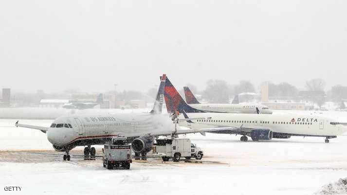 طائرة تنزلق في المطار بسبب الجليد!