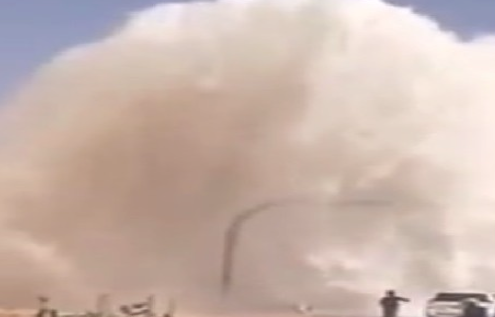 بالفيديو.. انفجار خط مياه التحلية الرئيسي في خريص بالرياض