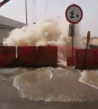 بالفيديو.. انفجار خط مياه رئيسي يعيق حركة المرور بـ #الرياض